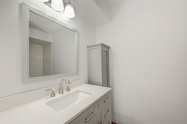 Building Photo - 1110 W Tri Oaks Ln