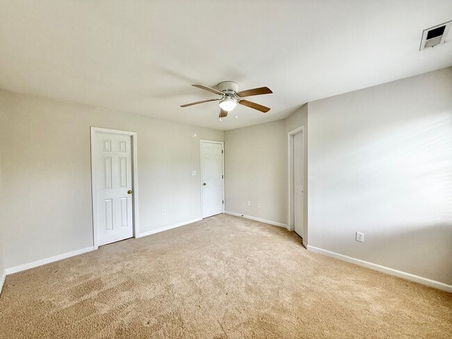 Building Photo - Charming 2BD, 2.5BA Apex Townhome in a Pri...