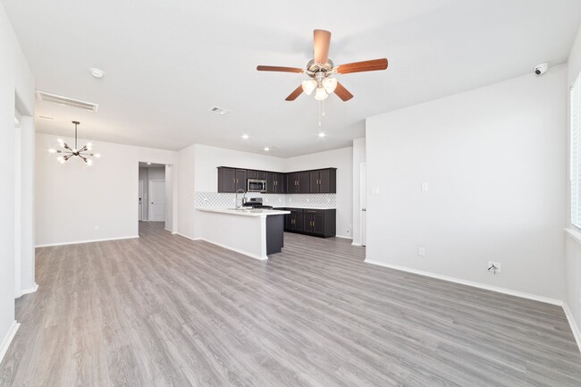 Building Photo - 6123 Yesenia St
