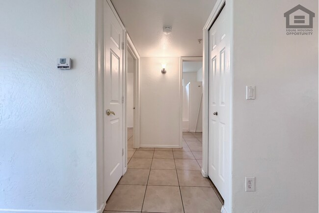 Building Photo - 2 Bed/1 bath Downstairs Apartment at 40th St/Bell Rd