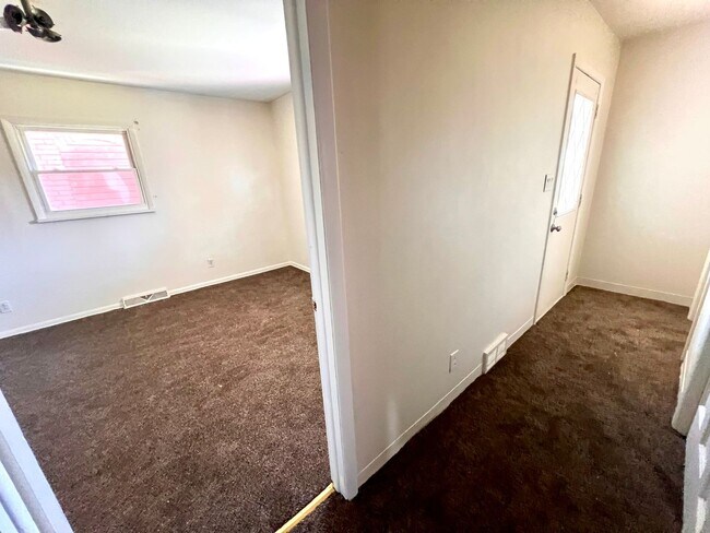 Building Photo - Recently Renovated - 3 bedroom 2 bathroom ...