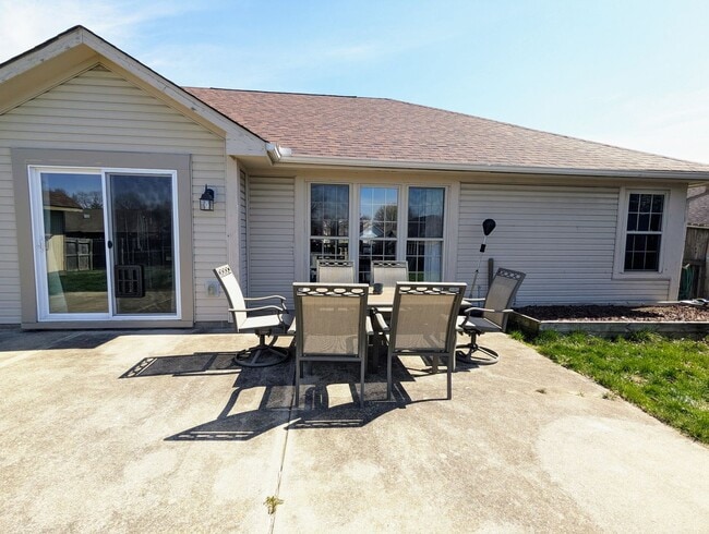 Building Photo - AVAILABLE SOON - 3 Bedroom / 2 Full Bath Home in Englewood!