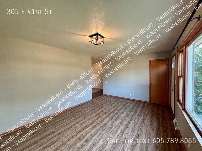 Building Photo - 305 E 41st St