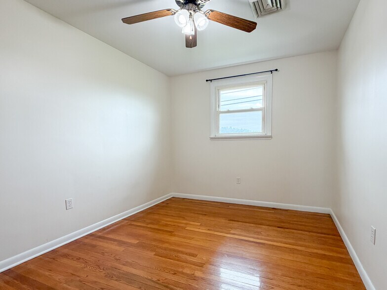 Building Photo - 1435 Bowmansville Rd