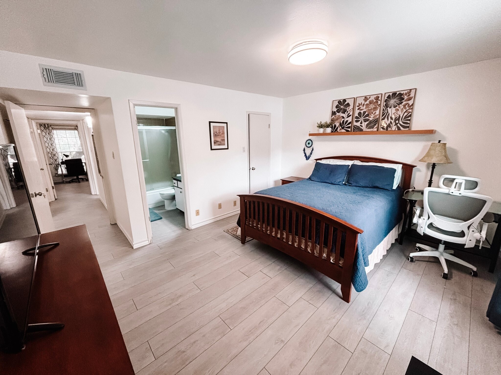 Building Photo - 8702 Village Dr