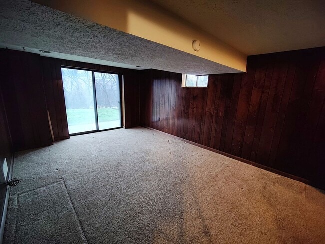 Building Photo - *Well-Maintained 3BD/1.5BA Townhouse Available in Whitehall*