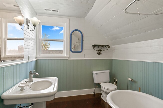 Building Photo - Historic Wenatchee Home 3 Bedroom 2 Bath