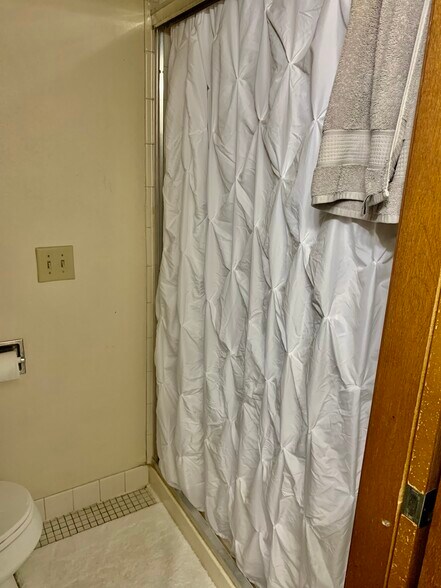 Building Photo - 636 State St