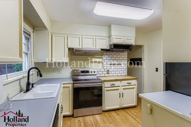 Building Photo - Spacious 3-Bedroom Hillsboro Home with Spa...