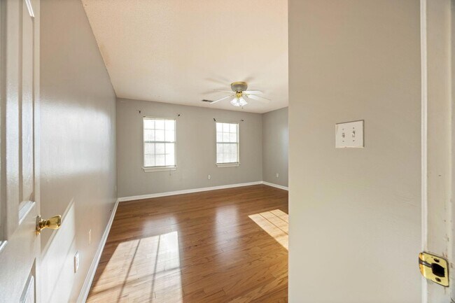 Building Photo - 1114 Rivershyre Dr