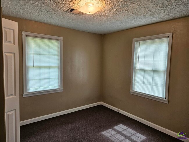 Building Photo - 3236 Peach Pkwy