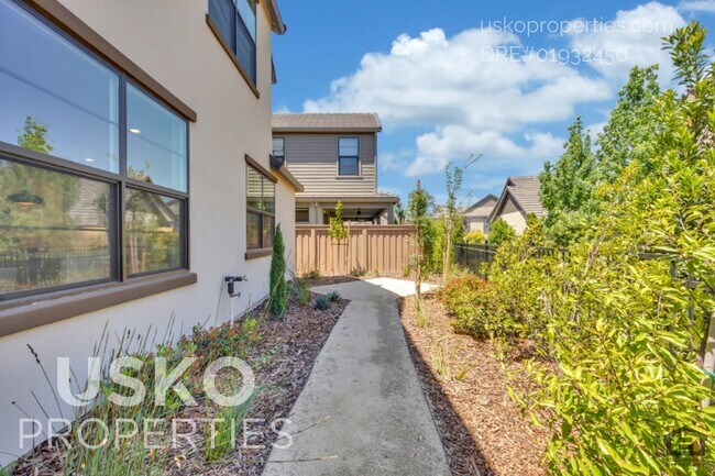 Building Photo - 7095 Soleil Wy
