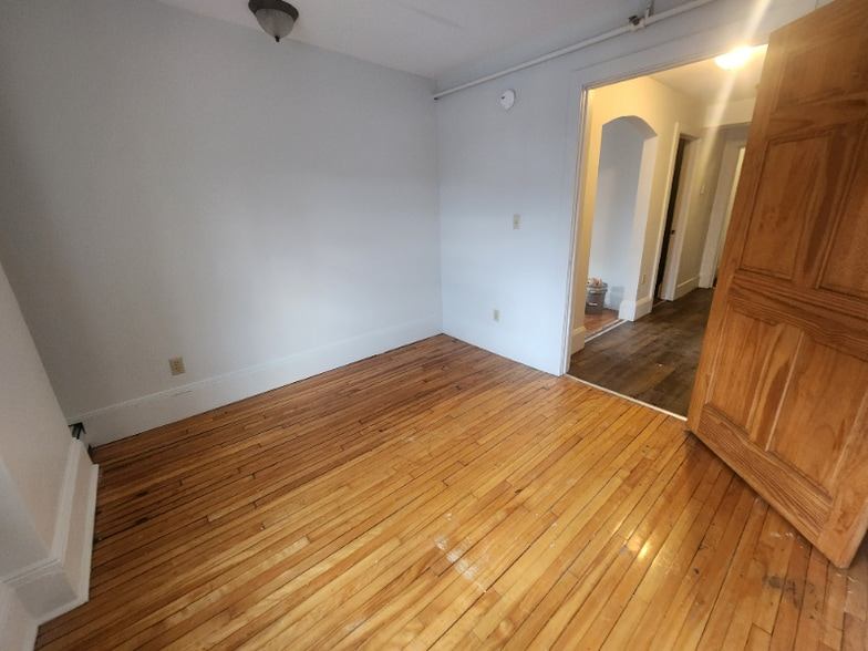 Building Photo - 4 State St