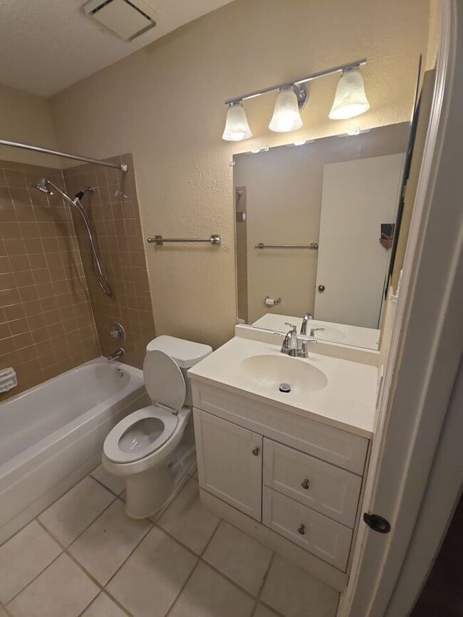 Building Photo - Bright & Spacious 3-Bedroom Home in Flower...