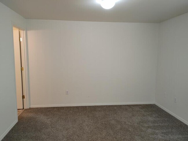 Building Photo - 548 NE Negus Loop