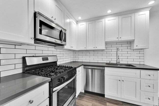 Building Photo - 925 W 30th St