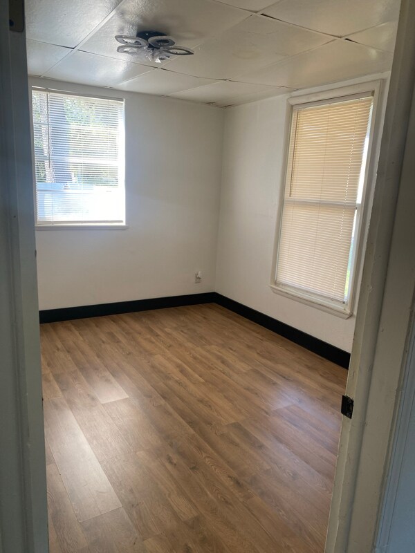 Building Photo - 309 N Louisa Ave