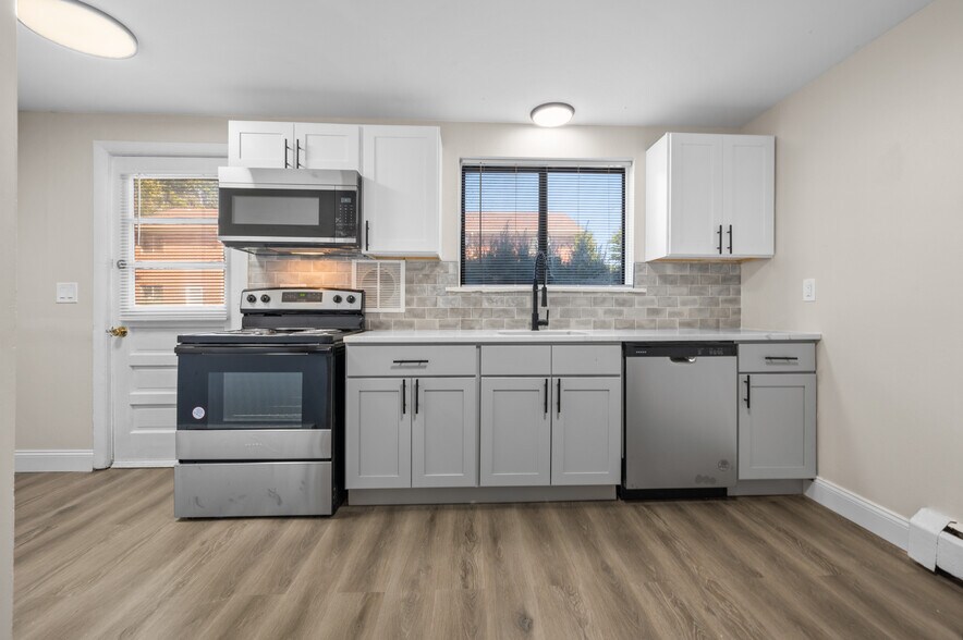 Building Photo - 10 Henderson Dr