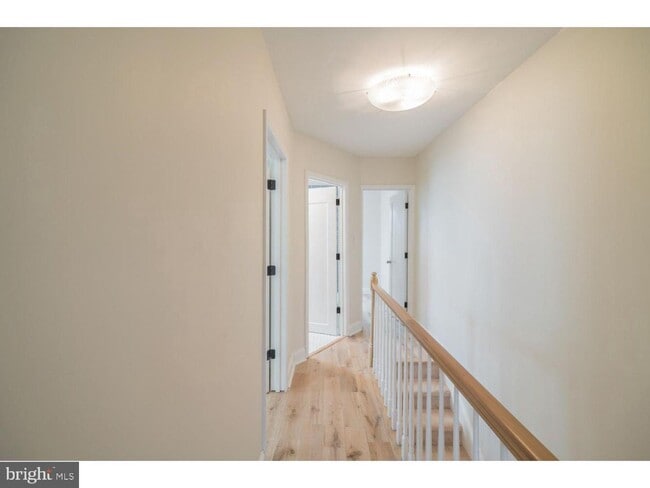 Building Photo - 253 Iona Ave