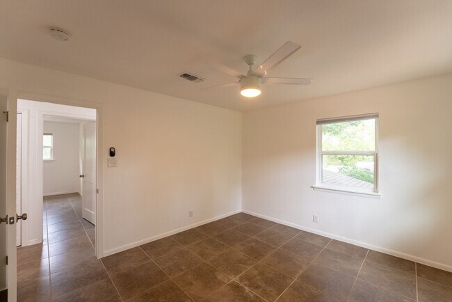 Building Photo - Hidden Gem | 4 bed 3 bath home in highly sought after Windsor Park!!!