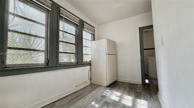 Building Photo - 444 SW 10th Ave