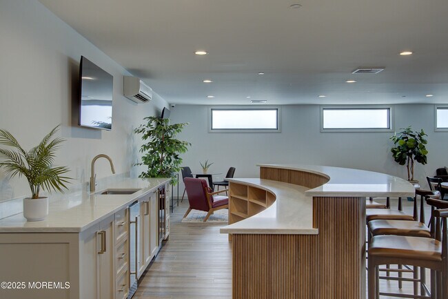 Building Photo - 272 Willow Ave