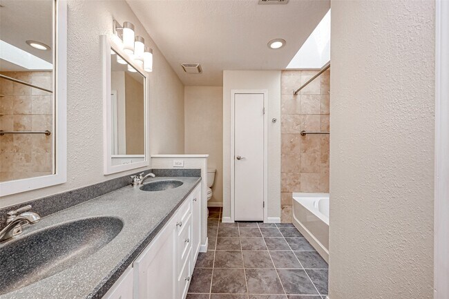 Building Photo - 9850 Pagewood Ln
