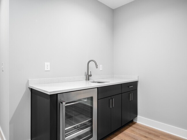 Building Photo - 928 Pullman Plz