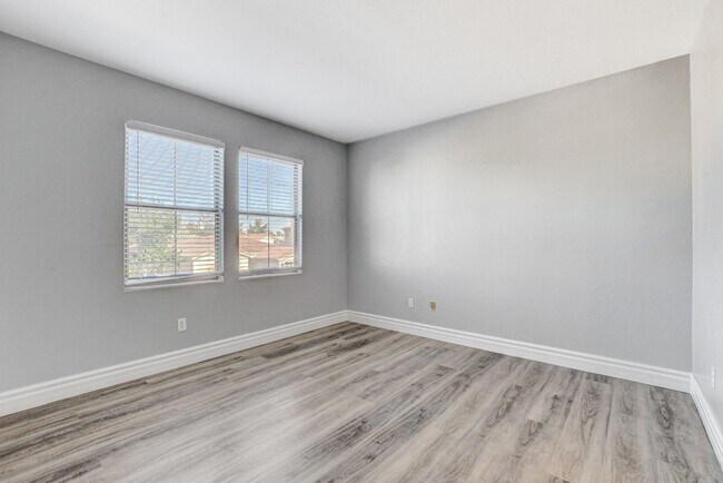 Building Photo - MASSIVE 5 BEDROOM, 2 STORY HOME IN DESIRABLE RHODES RANCH GOLF COURSE COMMUNITY!