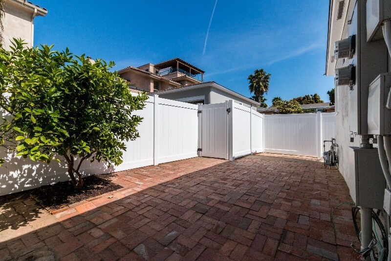 Building Photo - 7317 La Jolla Blvd