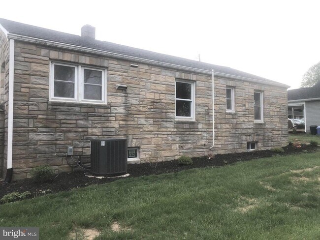 Building Photo - 102 S Whissen St