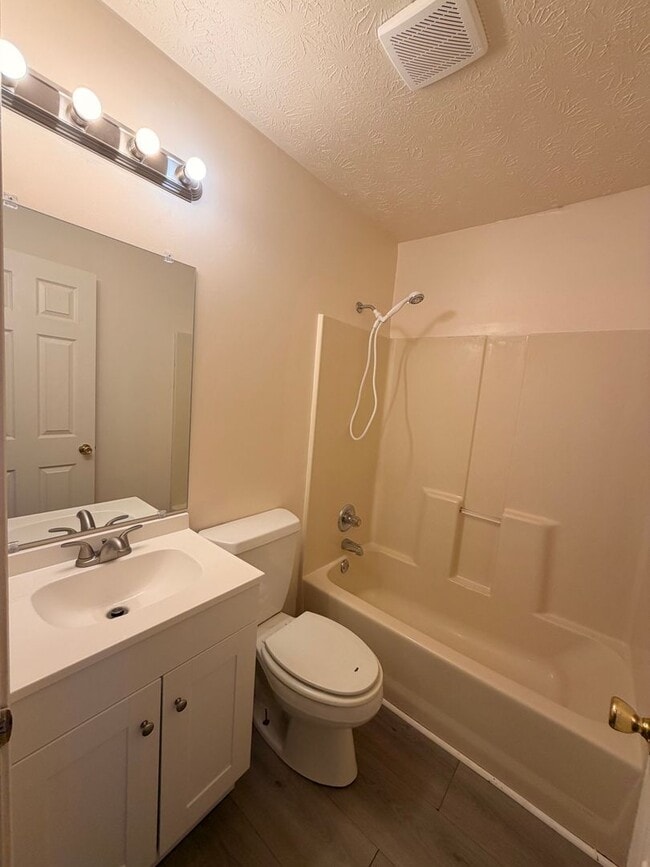 Building Photo - Spacious 3 Bedroom Duplex!