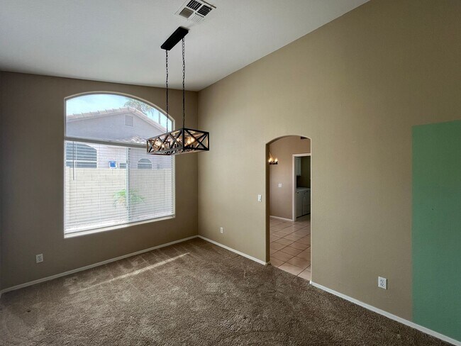 Building Photo - 4 Bedroom Home Near N McQueen Rd and E Cha...