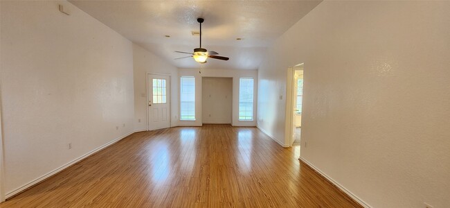 Building Photo - 704 Manor Dr