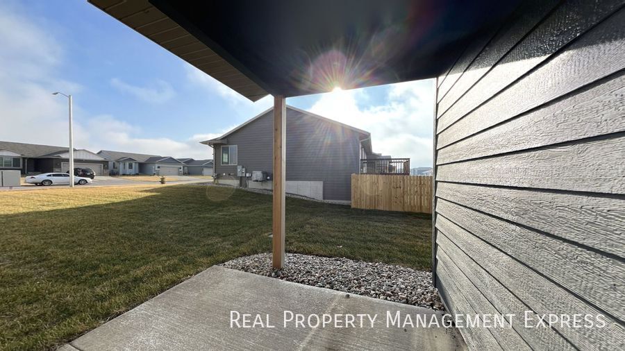 Building Photo - 3-Bed, 2-Bath Townhome: Modern, Spacious, Convenient