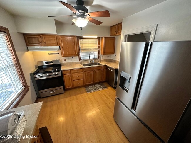 Building Photo - 332 E Esplanade Ave