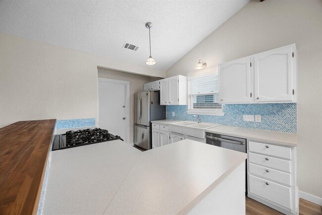 Building Photo - 402 Hillside Dr