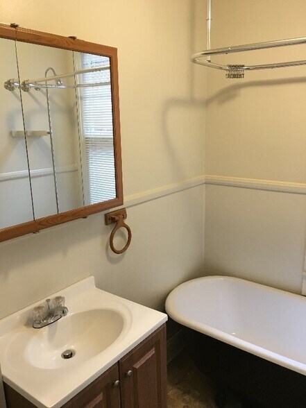 Building Photo - 3320 Auchentoroly Terrace