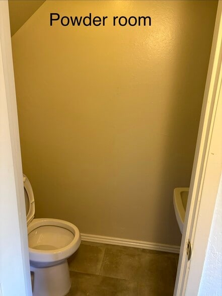 Powder room - 4128 Ravenwood Pl