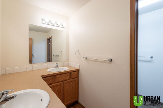 Building Photo - Great 4bd/2bth, nice location