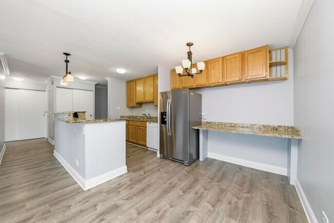 Building Photo - 16 E Old Willow Rd