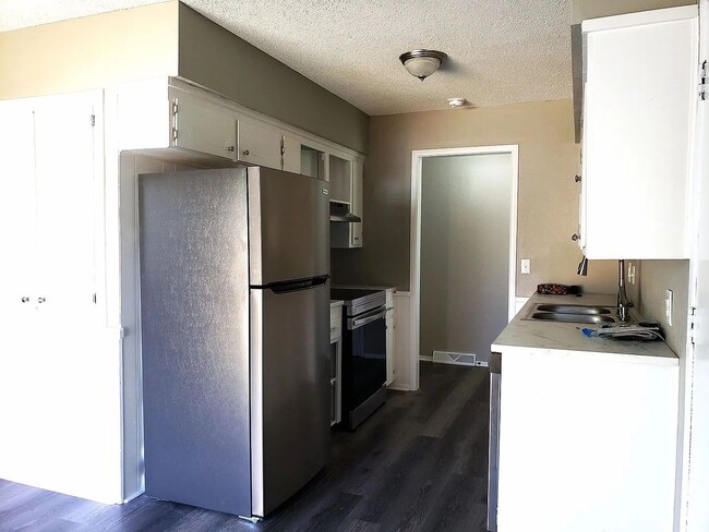 Building Photo - Beautiful Three Bedroom, One and a Half Bath