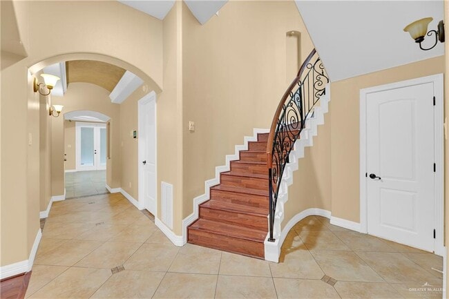 Building Photo - 3218 Lerma Dr