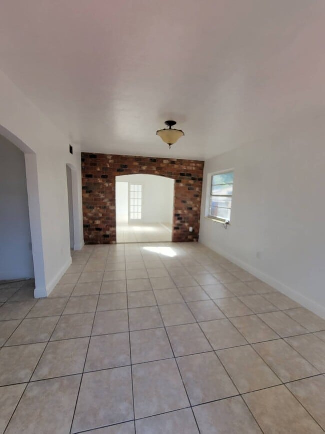 Building Photo - 655 SW 19th Rd