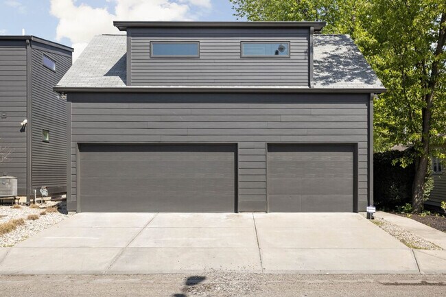 Building Photo - 1125 E 10th St