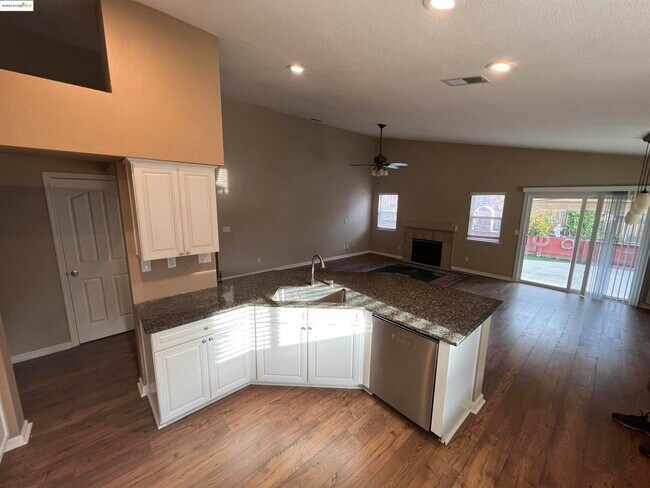 Building Photo - 1511 Coventry Dr