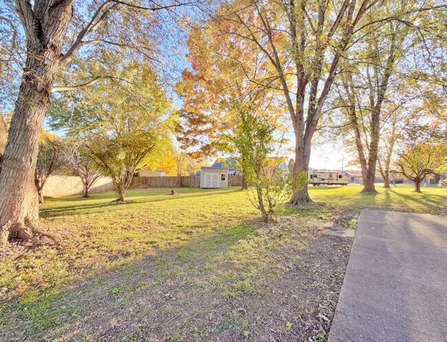 Building Photo - 1402 E Rhett Butler Rd