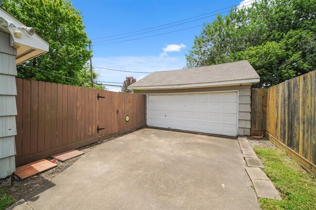 Building Photo - 10602 Willowisp Dr