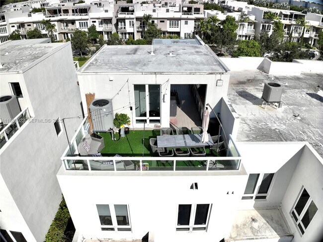 Building Photo - 6320 NW 104th Path