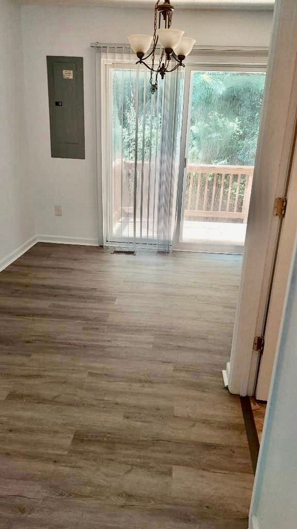 Building Photo - 3 Bedroom Townhouse